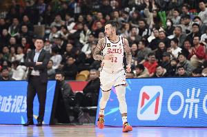 火力全开！约克半场13中8&amp;三分5中3 砍下23分2板2助Carry全队