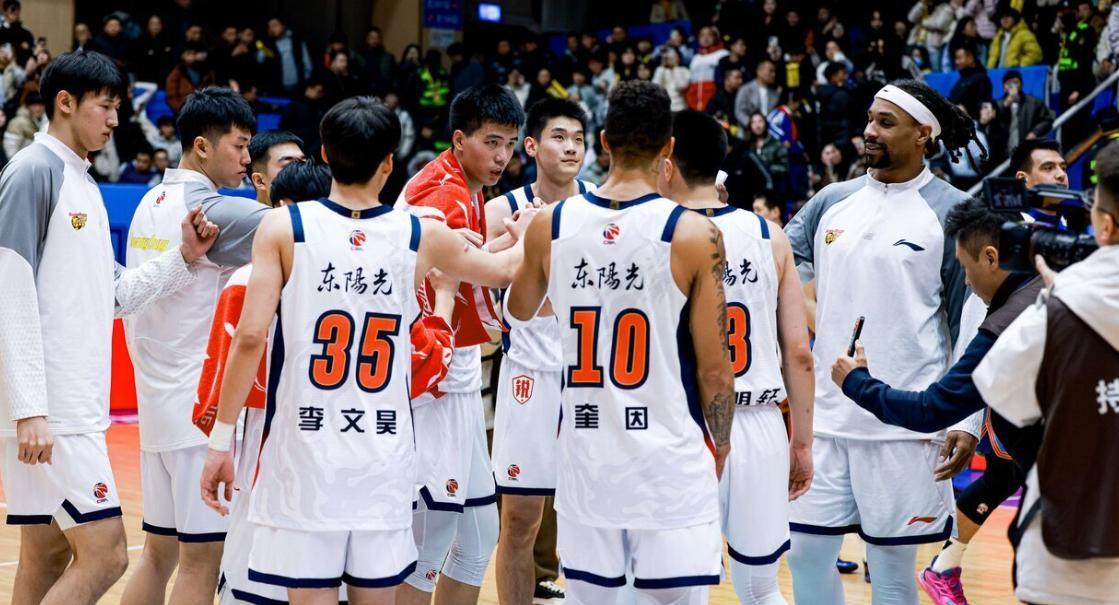 星空体育下载-大胜28分广东收4好1坏消息！胡队有了靠谱僚机，徐杰又出现新伤情