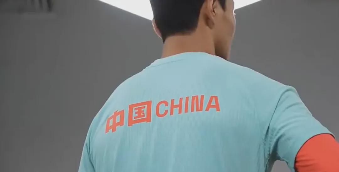 星空体育官网-国足挥汗如雨训练！张玉宁毛伟杰：全队团结一心，都想为国而战